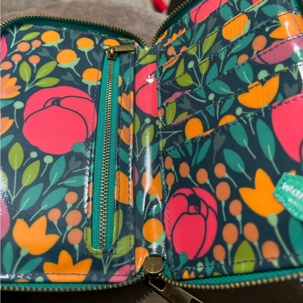 Wander Wallet, in like new condition, no cracks, see front back and inside.
